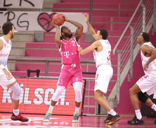 Xavier Pollard Telekom Baskets Bonn vs. Tyson Ward s.Oliver Würzburg easyCredit BBL 1. Bundesliga , Saison 2020 2021 , 12. Spieltag