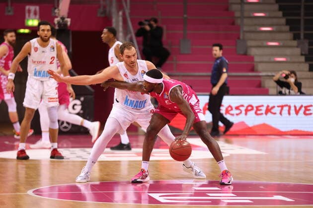 Josh Hagins Telekom Baskets Bonn vs. Felix Hoffmann s.Oliver Würzburg easyCredit BBL 1. Bundesliga , Saison 2020 2021 , 12. Spieltag