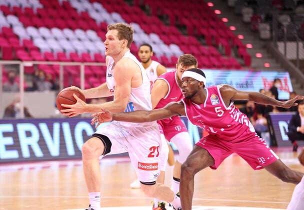 Josh Hagins Telekom Baskets Bonn vs. Florian Koch s.Oliver Würzburg easyCredit BBL 1. Bundesliga , Saison 2020 2021 , 12. Spieltag