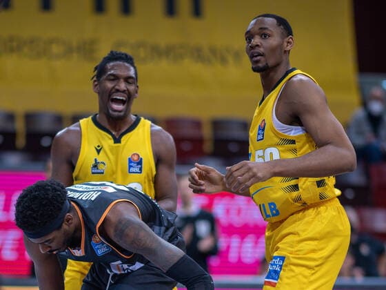 Aric Holman (Ratiopharm Ulm 35), Austin Wiley (MHP Riesen Ludwigsburg, 50), MHP Riesen Ludwigsburg vs. Ratiopharm Ulm, Basketball, Bundesliga, 12. Spieltag, Spielzeit 20 21, 09.01.2021, MHP Riesen Ludwigsburg vs. Ratiopharm Ulm, Basketball, Bundesliga, 12. Spieltag, Spielzeit 20 21, 09.01.2021 Ludwigsburg Copyright: xEibner-Pressefoto SaschaxWaltherx EP_swa