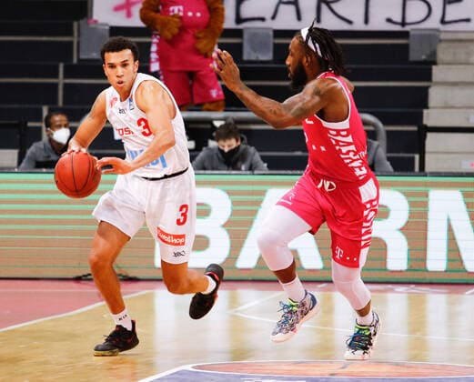 Tyson Ward (s. Oliver Würzburg, 03) im Zweikampf mit Xavier Pollard (Telekom Baskets Bonn, 02) Telekom Baskets Bonn vs. s. Oliver Wuerzburg, Herren, Basketball, 1. Bundesliga, 12. Spieltag, 2020 2021, 09.01.2021 Telekom Baskets Bonn vs. s. Oliver Wuerzburg, Herren, Basketball, 1. Bundesliga, 12. Spieltag, 2020 2021, 09.01.2021 Bonn Copyright: xJulianxMeusel Eibner-Pressefotox EP_JML