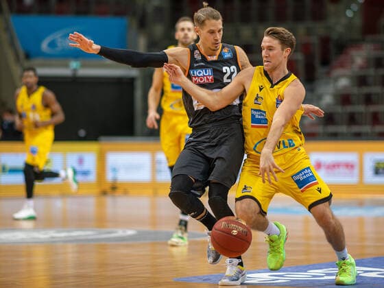 Jordan Hulls (MHP Riesen Ludwigsburg, 01), Thomas Klepeisz (Ratiopharm Ulm 22), MHP Riesen Ludwigsburg vs. Ratiopharm Ulm, Basketball, Bundesliga, 12. Spieltag, Spielzeit 20 21, 09.01.2021, MHP Riesen Ludwigsburg vs. Ratiopharm Ulm, Basketball, Bundesliga, 12. Spieltag, Spielzeit 20 21, 09.01.2021 Ludwigsburg Copyright: xEibner-Pressefoto SaschaxWaltherx EP_swa
