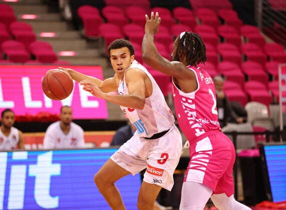 Xavier Pollard Telekom Baskets Bonn vs. Tyson Ward s.Oliver Würzburg easyCredit BBL 1. Bundesliga , Saison 2020 2021 , 12. Spieltag