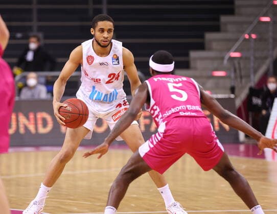 Josh Hagins Telekom Baskets Bonn vs. Cameron Hunt s.Oliver Würzburg easyCredit BBL 1. Bundesliga , Saison 2020 2021 , 12. Spieltag