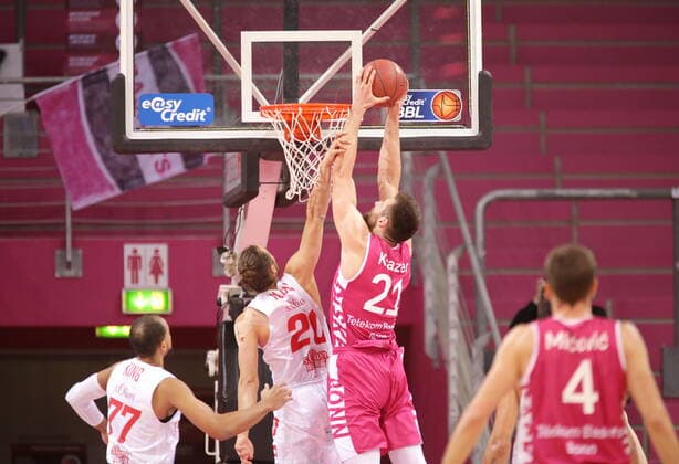 Leon Kratzer Telekom Baskets Bonn vs. Julian Albus s.Oliver Würzburg easyCredit BBL 1. Bundesliga , Saison 2020 2021 , 12. Spieltag
