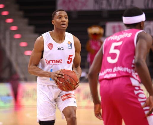 Josh Hagins Telekom Baskets Bonn vs. Julstin Sears s.Oliver Würzburg easyCredit BBL 1. Bundesliga , Saison 2020 2021 , 12. Spieltag