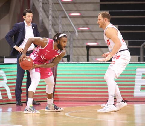 Xavier Pollard Telekom Baskets Bonn vs. Felix Hoffmann s.Oliver Würzburg easyCredit BBL 1. Bundesliga , Saison 2020 2021 , 12. Spieltag