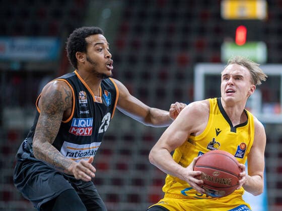 Troy Caupain (Ratiopharm Ulm 23), Lukas Herzog (MHP Riesen Ludwigsburg, 11), MHP Riesen Ludwigsburg vs. Ratiopharm Ulm, Basketball, Bundesliga, 12. Spieltag, Spielzeit 20 21, 09.01.2021, MHP Riesen Ludwigsburg vs. Ratiopharm Ulm, Basketball, Bundesliga, 12. Spieltag, Spielzeit 20 21, 09.01.2021 Ludwigsburg Copyright: xEibner-Pressefoto SaschaxWaltherx EP_swa