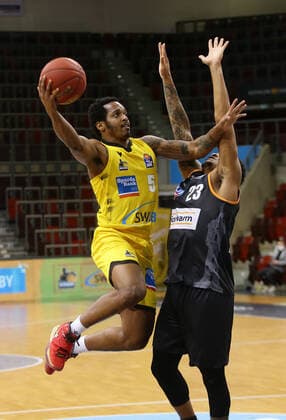Ludwigsburg , Basketball easyCredit BBL Bundesliga , MHP RIESEN Ludwigsburg vs. ratiopharm Ulm , von links: Barry Brown ( Riesen ) Troy Caupain ( Ulm )