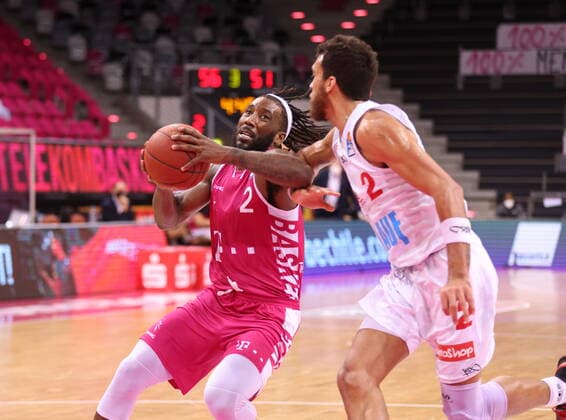 Xavier Pollard Telekom Baskets Bonn vs. s.Oliver Würzburg easyCredit BBL 1. Bundesliga , Saison 2020 2021 , 12. Spieltag
