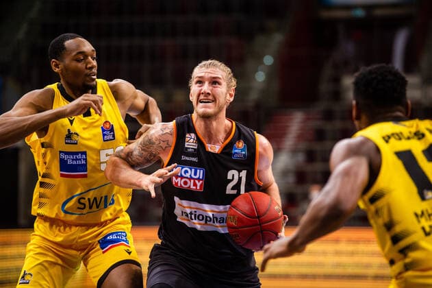 Dylan Osetkowski (ratiopharm Ulm 21) ; li: Austin Wiley (MHP RIESEN Ludwigsburg 50) ; 1. Basketball Bundesliga: MHP RIESEN Ludwigsburg - ratiopharm Ulm am 09.01.2021 in Ludwigsburg (MHPArena), Baden-Wuerttemberg, Deutschland. . 09.01.21 Basketball , 09.01.2021, (Deutschland)