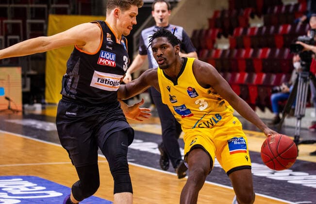 Jaleen Smith (MHP RIESEN Ludwigsburg 3) ; Patrick Heckmann (ratiopharm Ulm 33) ; 1. Basketball Bundesliga: MHP RIESEN Ludwigsburg - ratiopharm Ulm am 09.01.2021 in Ludwigsburg (MHPArena), Baden-Wuerttemberg, Deutschland. . 09.01.21 Basketball , 09.01.2021, (Deutschland)