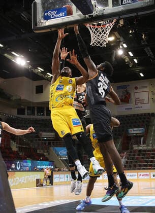 V.li. Yorman Polas Bartolo (Riesen) , Aric Holman (Ulm) . MHP Riesen Ludwigsburg vs.ratiopharm Ulm . Basketball-Bundesliga 2020-2021. Ludwigsburg , GER, 09.01.2021,