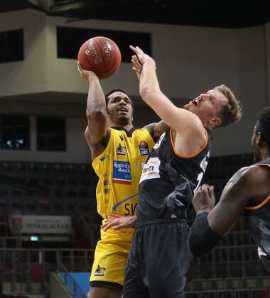 V.li. Barry Brown Jr. (Riesen) , Andreas Obst (Ulm) . MHP Riesen Ludwigsburg vs.ratiopharm Ulm . Basketball-Bundesliga 2020-2021. Ludwigsburg , GER, 09.01.2021,