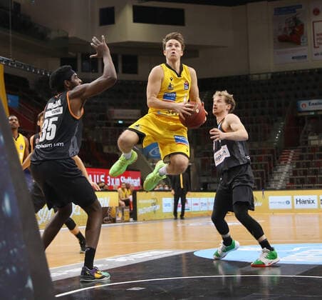 V.li. Aric Holman (Ulm), Jordan Hulls (Riesen) , Per Günther (Ulm) . MHP Riesen Ludwigsburg vs.ratiopharm Ulm . Basketball-Bundesliga 2020-2021. Ludwigsburg , GER, 09.01.2021,