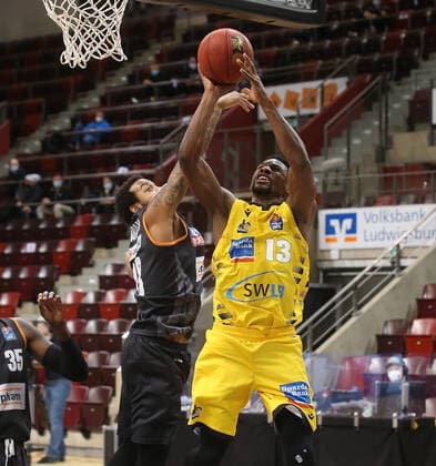 V.li. Troy Caupain (Ulm), Yorman Polas Bartolo (Riesen) . MHP Riesen Ludwigsburg vs.ratiopharm Ulm . Basketball-Bundesliga 2020-2021. Ludwigsburg , GER, 09.01.2021,