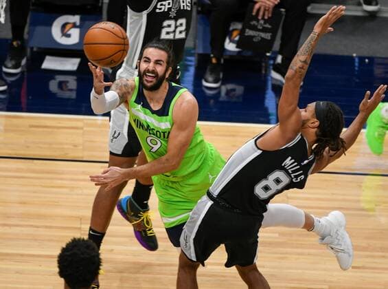 Minnesota Timberwolves guard Ricky Rubio (C) goes up for a shot past San Antonio Spurs guard Patty Mills (R) during the first half of the NBA, Basketball Herren, USA basketball game between the San Antonio Spurs and the Minnesota Timberwolves at Target Center in Minneapolis, Minnesota, USA, 9 January, 2021. San Antonio Spurs at Minnesota Timberwolves !ACHTUNG: NUR REDAKTIONELLE NUTZUNG!  Copyright: xCRAIGxLASSIGx AME8645 20210110-637458461956775751