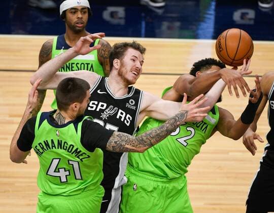 Minnesota Timberwolves forward Juancho Hernangomez (41), San Antonio Spurs center Jakob Poeltl (C) and Minnesota Timberwolves center Karl-Anthony Towns (R) battle for a lose ball during the second half of the NBA, Basketball Herren, USA basketball game between the San Antonio Spurs and the Minnesota Timberwolves at Target Center in Minneapolis, Minnesota, USA, 9 January, 2021. San Antonio Spurs at Minnesota Timberwolves !ACHTUNG: NUR REDAKTIONELLE NUTZUNG!  Copyright: xCRAIGxLASSIGx AME8673 20210110-637458517144370386