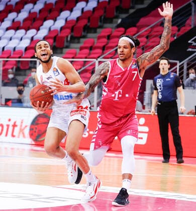 Cameron Hunt (s. Oliver Würzburg, 24) wird von Chris Babb (Telekom Baskets Bonn, 07) gefoult. Telekom Baskets Bonn vs. s. Oliver Wuerzburg, Herren, Basketball, 1. Bundesliga, 12. Spieltag, 2020 2021, 09.01.2021 Telekom Baskets Bonn vs. s. Oliver Wuerzburg, Herren, Basketball, 1. Bundesliga, 12. Spieltag, 2020 2021, 09.01.2021 Bonn Copyright: xJulianxMeusel Eibner-Pressefotox EP_JML