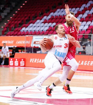 Felix Hoffmann (s. Oliver Würzburg, 34) im Zweikampf mit Deividas Gailius (Telekom Baskets Bonn, 13). Telekom Baskets Bonn vs. s. Oliver Wuerzburg, Herren, Basketball, 1. Bundesliga, 12. Spieltag, 2020 2021, 09.01.2021 Telekom Baskets Bonn vs. s. Oliver Wuerzburg, Herren, Basketball, 1. Bundesliga, 12. Spieltag, 2020 2021, 09.01.2021 Bonn Copyright: xJulianxMeusel Eibner-Pressefotox EP_JML