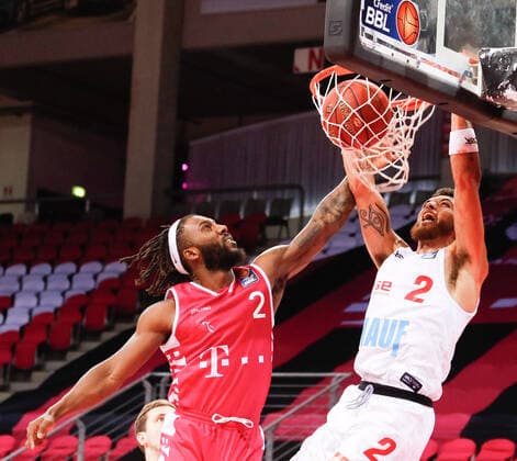 Brekkott Chapman (s. Oliver Würzburg, 02) dunkt gegen Xavier Pollard (Telekom Baskets Bonn, 02). Telekom Baskets Bonn vs. s. Oliver Wuerzburg, Herren, Basketball, 1. Bundesliga, 12. Spieltag, 2020 2021, 09.01.2021 Telekom Baskets Bonn vs. s. Oliver Wuerzburg, Herren, Basketball, 1. Bundesliga, 12. Spieltag, 2020 2021, 09.01.2021 Bonn Copyright: xJulianxMeusel Eibner-Pressefotox EP_JML