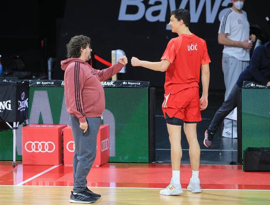 10.01.2021, BBL, FCB Basketball vs Chemnitz Niners, Audi Dome Muenchen, im Bild: Trainer Andrea Trinchieri (FCB Basketball) und Vladimir Lucic (FCB Basketball)