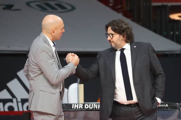 Chemnitz Trainer Rodrigo PASTORE und FCBB - Head Coach Andrea TRINCHIERI (r.) vor Spielbeginn. Basketball, FC Bayern - Chemnitz, Bundesliga, Saison 2020-2021, am 10.1.2021 in Muenchen, A U D I D O M E, Deutschland. Quelle Copyright Credit : Oryk HAIST