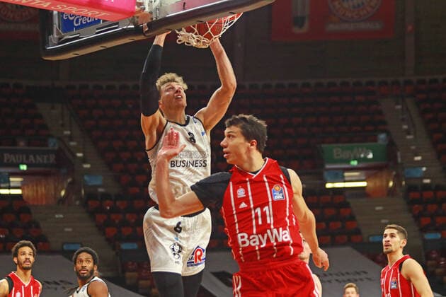 11 Vladimir Lucic (FCBB) gegen 8 Jan Wimberg (Chemnitz) Basketball, 1. Bundesliga, BBL, FC Bayern München vs. Niners Chemnitz, Audi Dome, 10.01.2021 FOTO: Mladen Lackovic LakoPress