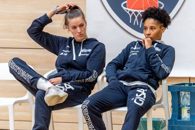 Neuzugang Deeshyra Thomas (03, GISA Lions SV Halle) aus den USA und Meret Kleine-Beek (19, GISA Lions SV Halle) GISA Lions SV Halle vs. Rutronik Stars Keltern Basketball - 1. Bundesliga - ERDGAS Sportarena Halle (Saale) 10.01.2021 Foto: Holger John Sachsen-Anhalt Deutschland
