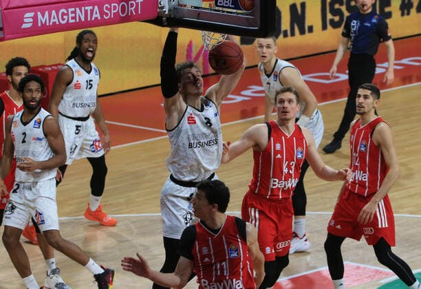 10.01.2021, BBL, FCB Basketball vs Chemnitz Niners, Audi Dome Muenchen, im Bild: Nick Weiler-Babi (FCB Basketball), Terrel Harris (Chemnitz), Marcus Thornton (Chemnitz), Jan Wimberg (Chemnitz), Vladimir Lucic (FCB Basketball), Leon Radosevic (FCB Basketball), und Diego Flaccadori (FCB Basketball)