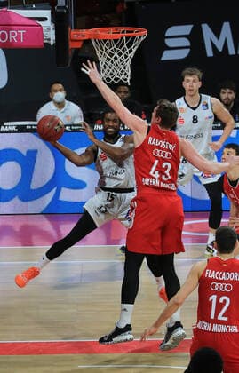 10.01.2021, BBL, FCB Basketball vs Chemnitz Niners, Audi Dome Muenchen, im Bild: Marcus Thornton (Chemnitz) vs Leon Radosevic (FCB Basketball)