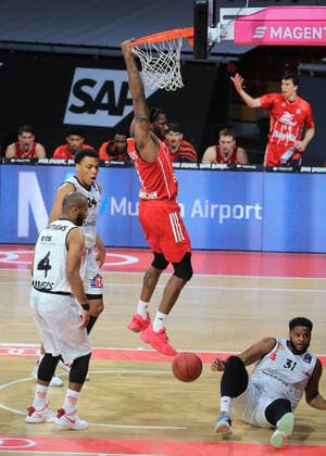 10.01.2021, BBL, FCB Basketball vs Chemnitz Niners, Audi Dome Muenchen, im Bild: Virgil Matthews (Chemnitz), Jalen Reynolds (FCB Basketball), und Joe Lawson (Chemnitz) am Boden