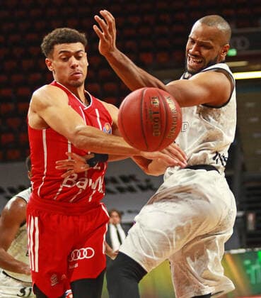 2 Wade Baldwin (FCBB) rot gegen 4 Virgil Matthews (Chemnitz) Basketball, 1. Bundesliga, BBL, FC Bayern München vs. Niners Chemnitz, Audi Dome, 10.01.2021 FOTO: Mladen Lackovic LakoPress