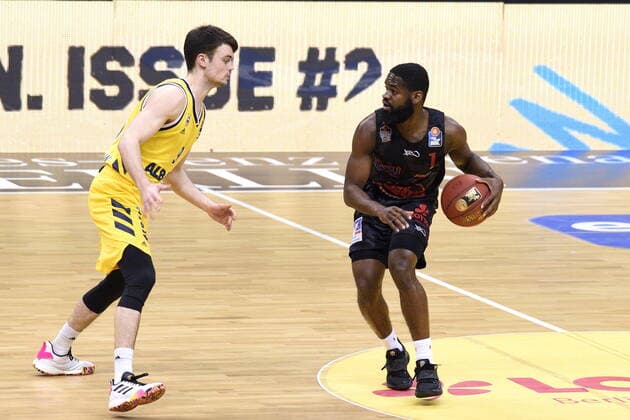v.l. Jonas Mattisseck - Alba, Jonathan Stark - Giessen, BBL, Alba Berlin vs Giessen, in der Mercedes Benz Arena, 10.01.21, GER, Berlin, 10.01.21, BBL, Alba vs Giessen 46er Berlin Copyright: xUwexKoch Eibner-Pressefotox EP_UKH