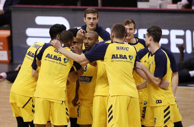mitte: Jayson Granger, Mannschaftskreis vor Spielbeginn einschwören Ritual Basketball BBL Bundesliga Herren Saison 2020 2021 10.01.2021 ALBA Berlin vs. Gießen 46ers