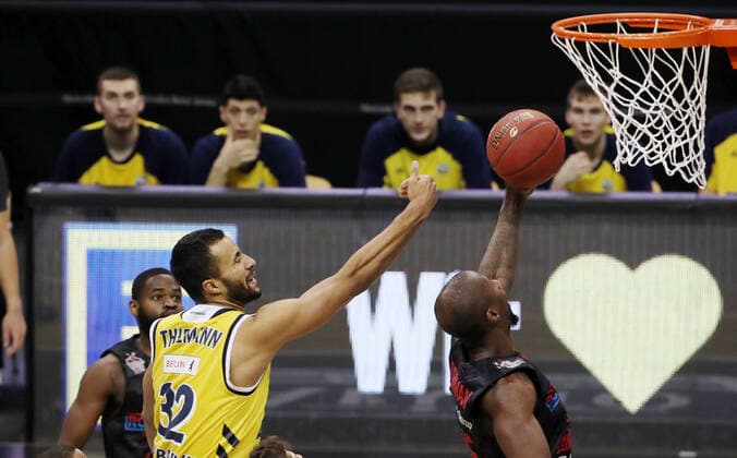 Johannes Thiemann, Brandon Bowman Aktion Spielszene Zweikampf Basketball BBL Bundesliga Herren Saison 2020 2021 10.01.2021 ALBA Berlin vs. Gießen 46ers