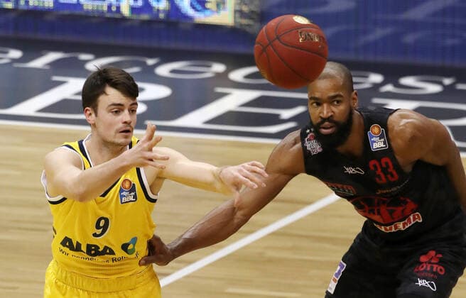 Jonas Mattissek, Brandon Thomas Aktion Spielszene Zweikampf Basketball BBL Bundesliga Herren Saison 2020 2021 10.01.2021 ALBA Berlin vs. Gießen 46ers