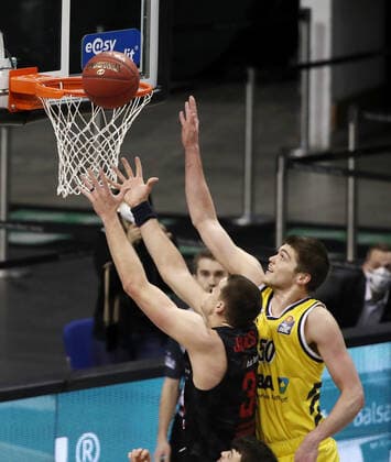 Scottie James jr., Ben Lammers Aktion Spielszene Zweikampf Basketball BBL Bundesliga Herren Saison 2020 2021 10.01.2021 ALBA Berlin vs. Gießen 46ers