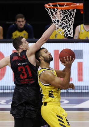 Scottie James jr., Johannes Thiemann Aktion Spielszene Zweikampf Basketball BBL Bundesliga Herren Saison 2020 2021 10.01.2021 ALBA Berlin vs. Gießen 46ers