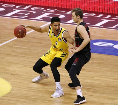 Maodo Lo, Bjarne Kraushaar Aktion Spielszene Zweikampf Basketball BBL Bundesliga Herren Saison 2020 2021 10.01.2021 ALBA Berlin vs. Gießen 46ers