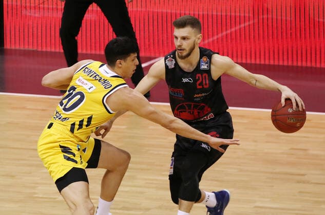 Simone Fontecchio, Ferdinand Zylka Aktion Spielszene Zweikampf Basketball BBL Bundesliga Herren Saison 2020 2021 10.01.2021 ALBA Berlin vs. Gießen 46ers
