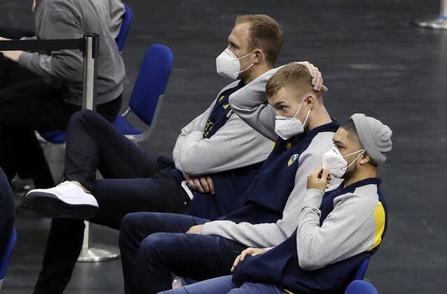 Luke Sikma, Niels Giffey, Peyton Siva sehen verletzungsbedingt zu Basketball BBL Bundesliga Herren Saison 2020 2021 10.01.2021 ALBA Berlin vs. Gießen 46ers