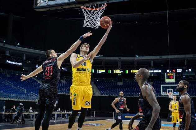Basketball Berlin 10.01.2021 Saison 2020 2021 easyCredit-BBL 1. Bundesliga Alba Berlin - JobStairs GIESSEN 46ers Ben Lammers (Alba Berlin, No.50) Scottie James jr. (Giessen, No.31)