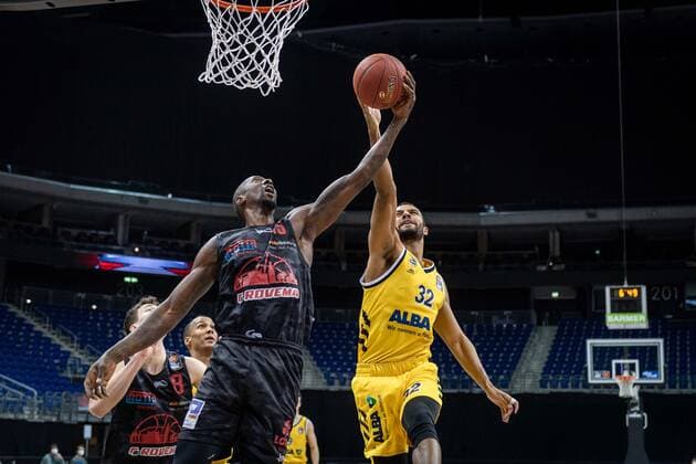 Basketball Berlin 10.01.2021 Saison 2020 2021 easyCredit-BBL 1. Bundesliga Alba Berlin - JobStairs GIESSEN 46ers Brandon Bowman (Giessen, No.15) Johannes Thiemann (Alba Berlin, No.32)