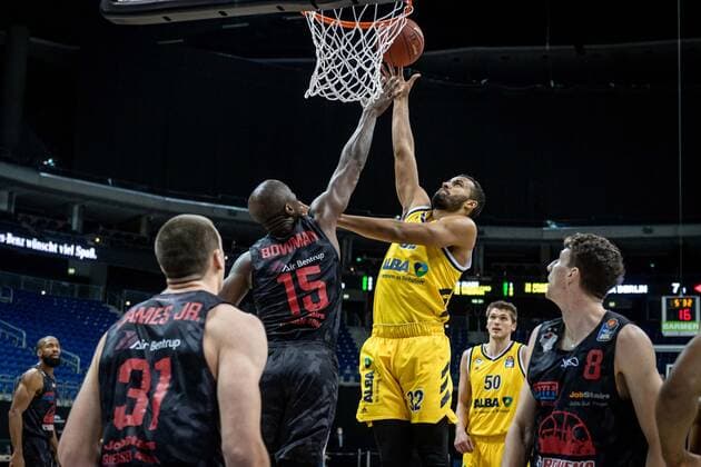 Basketball Berlin 10.01.2021 Saison 2020 2021 easyCredit-BBL 1. Bundesliga Alba Berlin - JobStairs GIESSEN 46ers Johannes Thiemann (Alba Berlin, No.32) Brandon Bowman (Giessen, No.15)