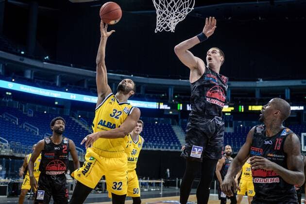 Basketball Berlin 10.01.2021 Saison 2020 2021 easyCredit-BBL 1. Bundesliga Alba Berlin - JobStairs GIESSEN 46ers Johannes Thiemann (Alba Berlin, No.32) Scottie James jr. (Giessen, No.31)