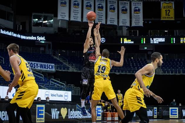 Basketball Berlin 10.01.2021 Saison 2020 2021 easyCredit-BBL 1. Bundesliga Alba Berlin - JobStairs GIESSEN 46ers Ferdinand Zylka (Giessen, No.20) Louis Olinde (Alba Berlin, No.19)
