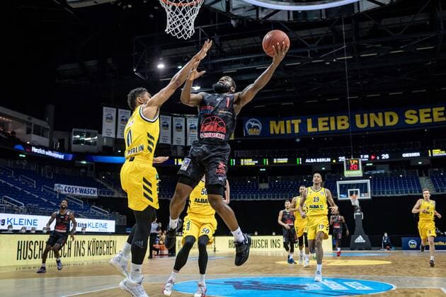 Basketball Berlin 10.01.2021 Saison 2020 2021 easyCredit-BBL 1. Bundesliga Alba Berlin - JobStairs GIESSEN 46ers Jonathan Stark (Giessen, No.01) Maodo Lo (Alba Berlin, No.00)