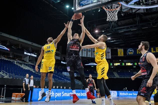 Basketball Berlin 10.01.2021 Saison 2020 2021 easyCredit-BBL 1. Bundesliga Alba Berlin - JobStairs GIESSEN 46ers Scottie James jr. (Giessen, No.31) Jayson Granger (Alba Berlin, No.33) Kresimir Nikic (Alba Berlin, No.16)