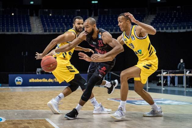 Basketball Berlin 10.01.2021 Saison 2020 2021 easyCredit-BBL 1. Bundesliga Alba Berlin - JobStairs GIESSEN 46ers Brandon Thomas (Giessen, No.33) Louis Olinde (Alba Berlin, No.19) Johannes Thiemann (Alba Berlin, No.32)